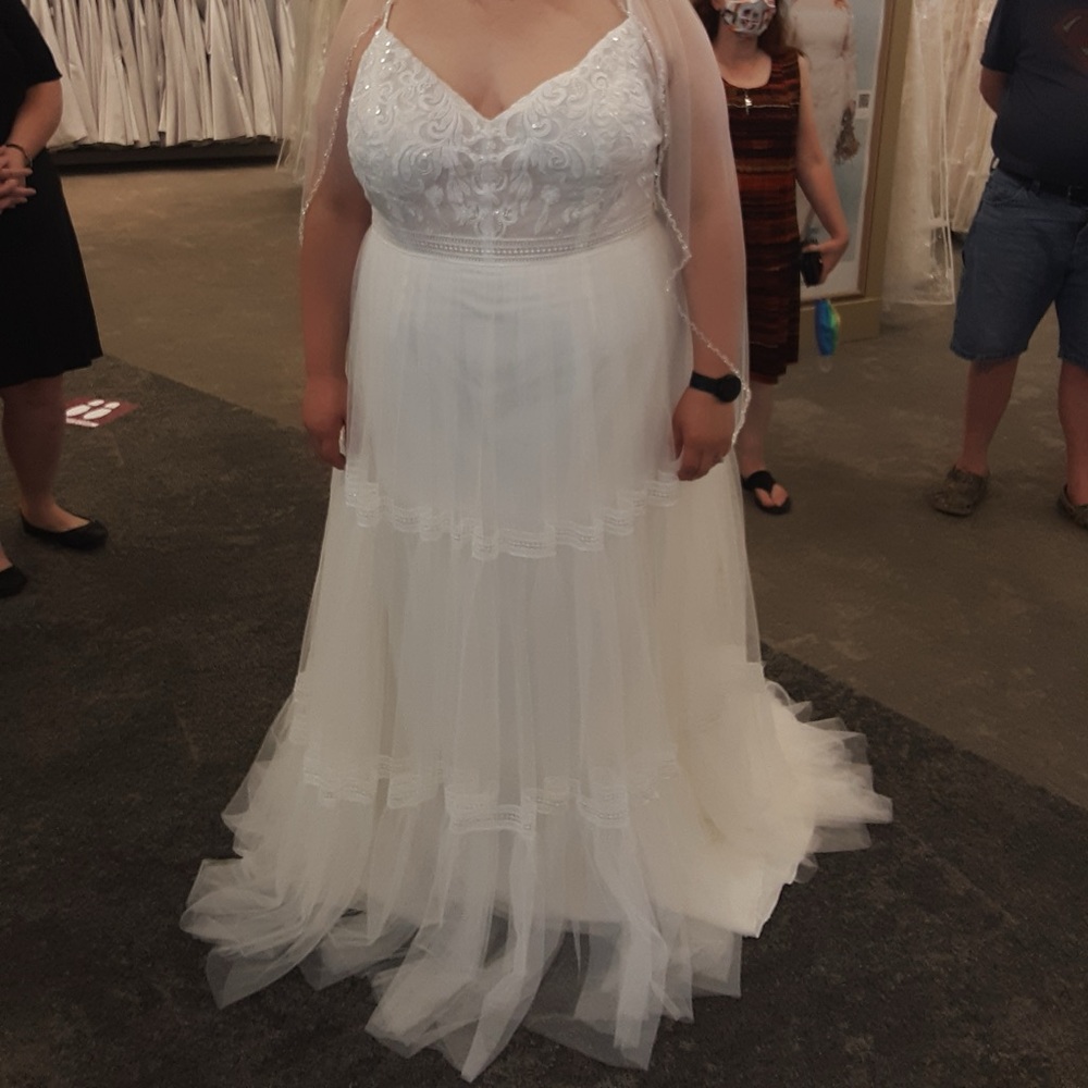 Gorgeous Melissa Sweet Ivory wedding dress